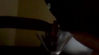 Éjaculation dans un verre à martini