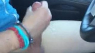 Branlette et éjaculation dans la voiture avec un pote