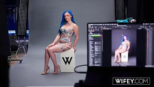 Karısı yeni gelin Kira McKay kocası izlerken Dan'in büyük yarağına biniyor