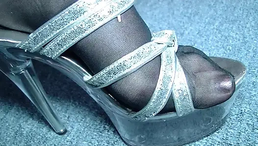 Pelacur Jerman pirang semok menikmati threesome hardcore