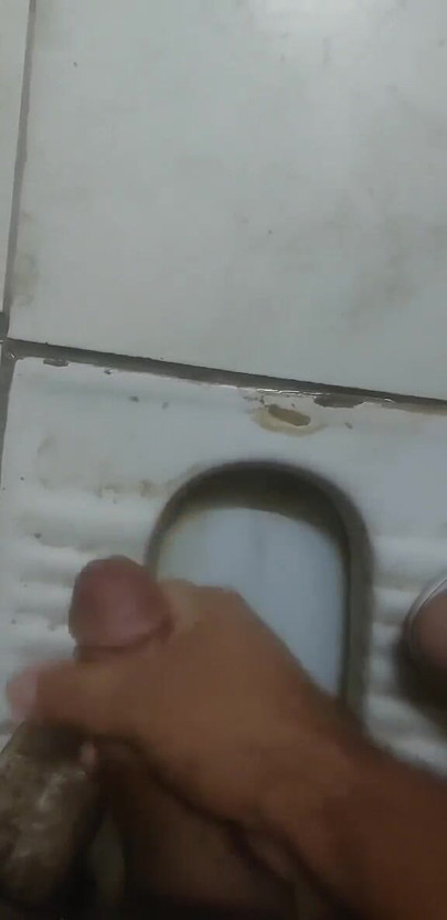 Playing and masage my cock in bathroom.  Pakistani boy cock.