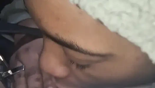 Zierlicher ebenholz-teen-blowjob im auto