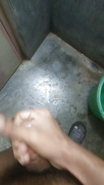 então eu fui ao banheiro, colocar sabão em minhas mãos, e bateu a alça