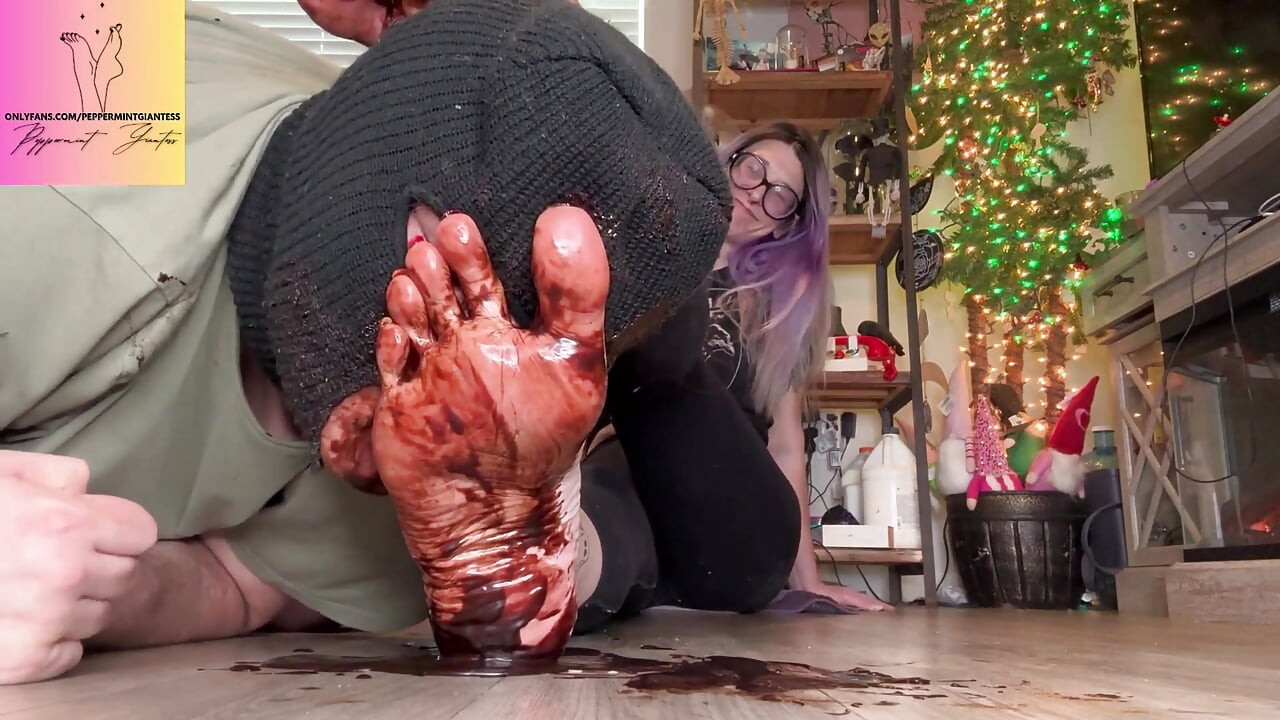 Kích thước 16 feet sô cô la syrup tôn thờ - liếm họ footboy sạch sẽ