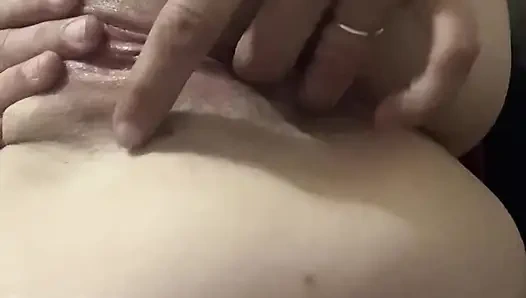 Трахает пальцами повсюду ради хорошей французской шлюшки