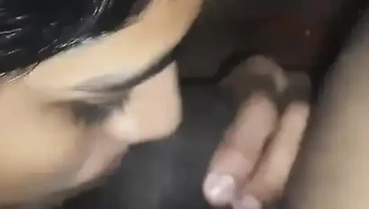 Gece yüksek sesle inleyerek seks
