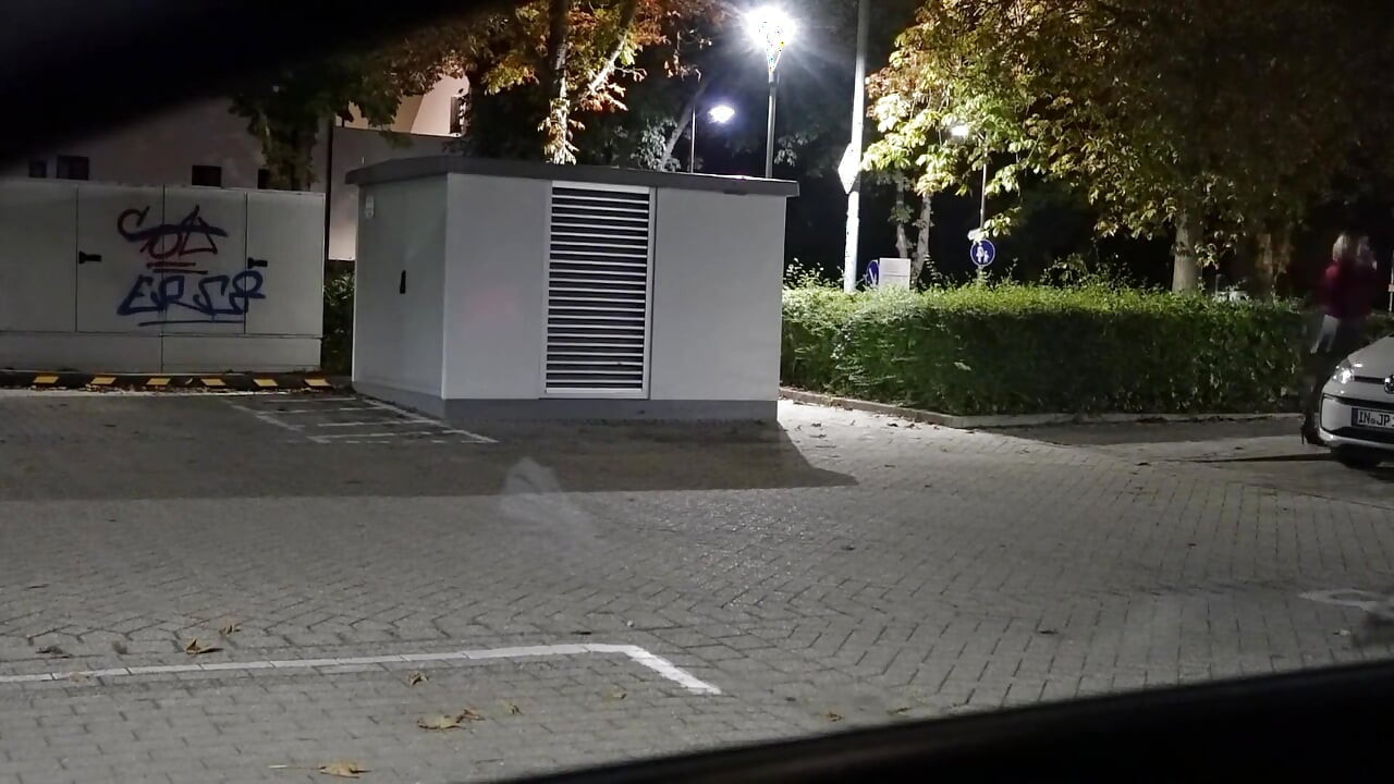 Baise mon gode sur le parking dans des bas