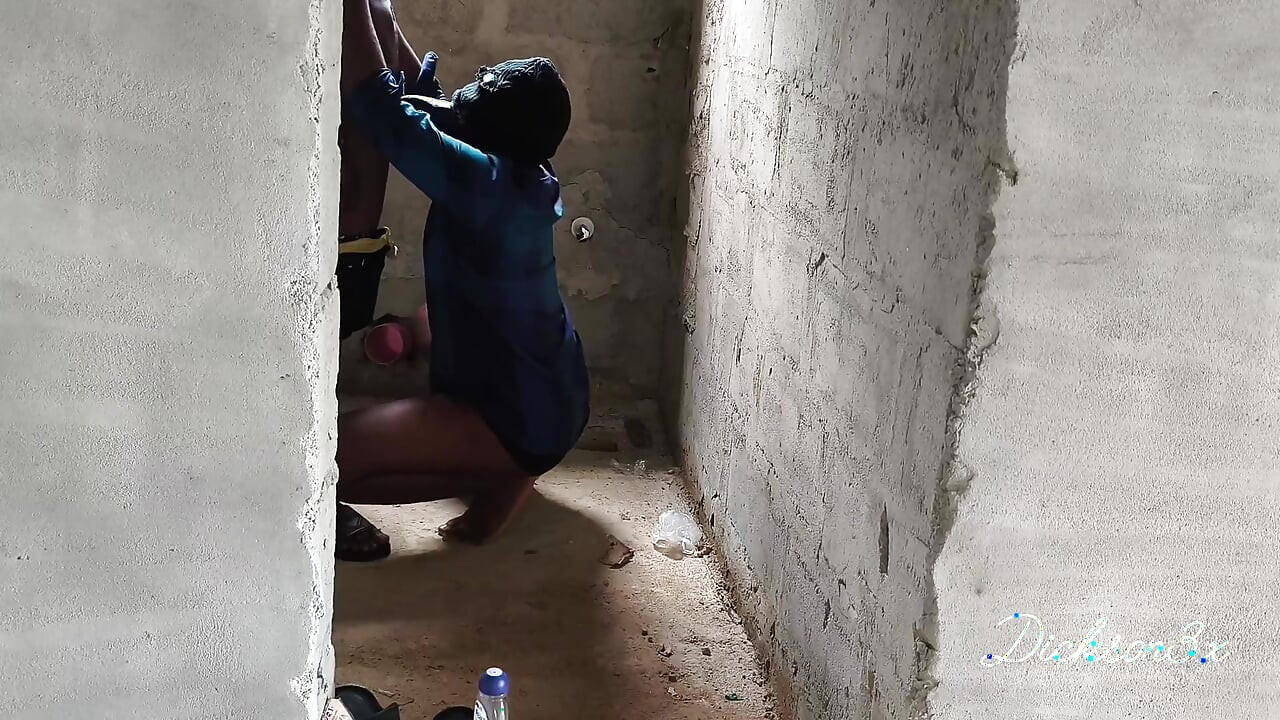 在口交后在一个未建成的建筑的厕所里操丰满的黑人女郎