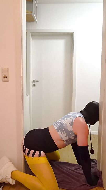 )Tenue de style 0s et baise anale avec un gode