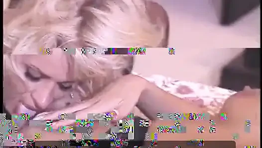 Телочку трахают, пока она лижет киску