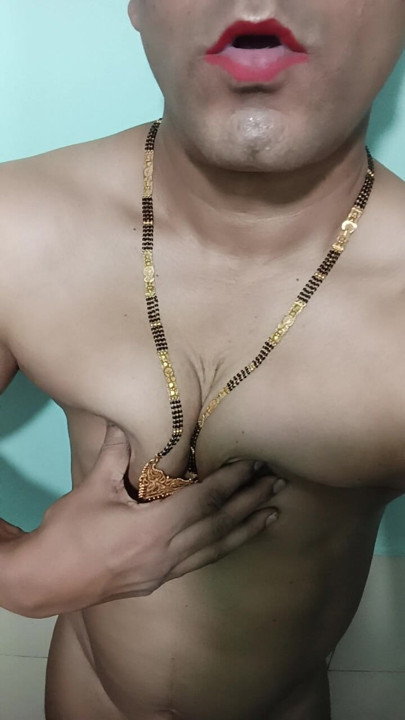 Crossdresser dalam suasana hati terangsang membutuhkan kontol hitam