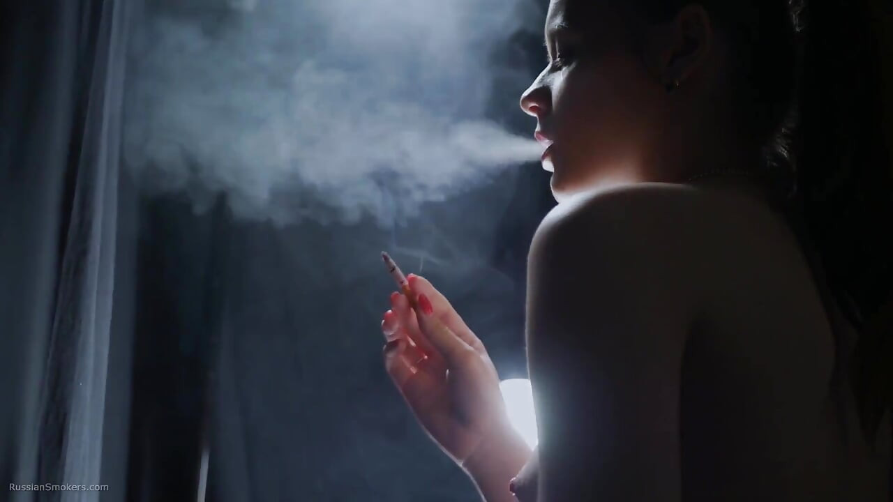 Une fille un peu nue qui fume