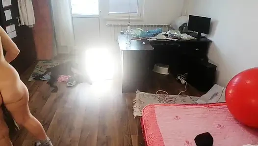 Amatör evli kadın kıyafetlerini denerken ve keserken eğleniyor.