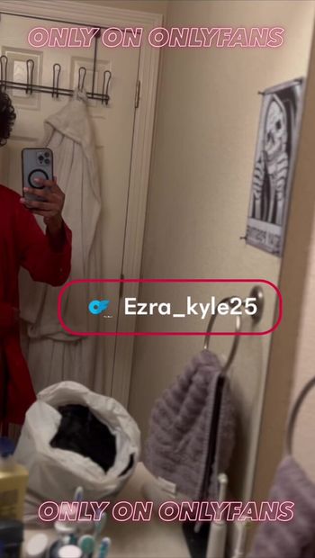 Krásná ebenová holka Ezra_Kyle25 předvádí velký krásný zadek skrz průhledné sexy červené spodní prádlo. Více na Pouze fanoušci