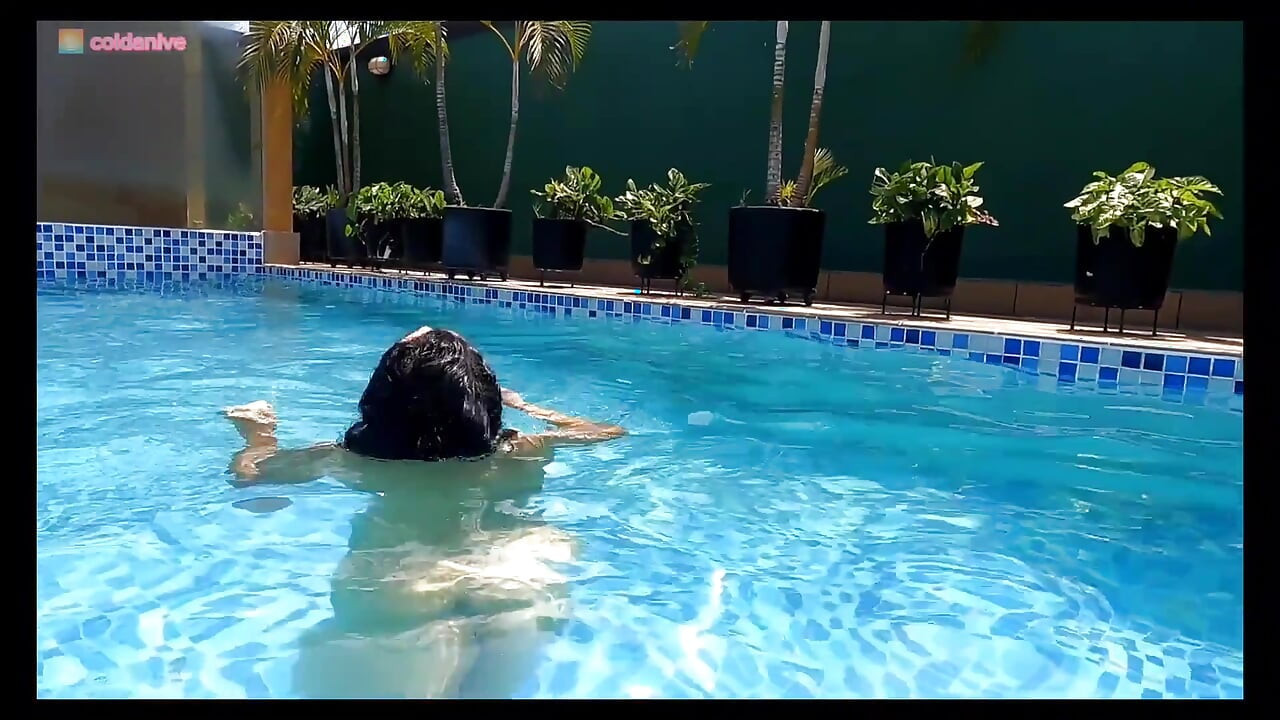 Middagseks in het zwembadpaar dat plezier heeft met neuken en een leuke tijd heeft