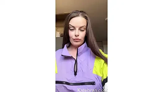 Ayaklarının üstüne çök, seni tek başıma dizlerimin üstüne koymak istiyorum, oyuncağımı kırmanın özel bir zevki var