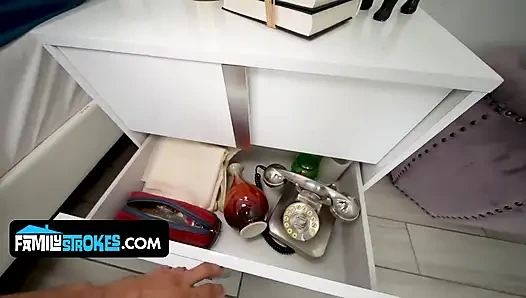 Takıntılı üvey kız kardeş Taylor Rae korunmasız üvey erkek kardeşinin yarağına ihtiyacı olduğu için prezervatifi yırtıyor