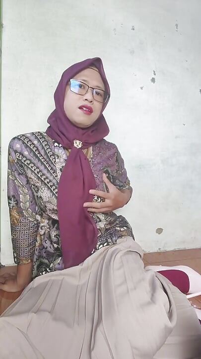 Mitha, trans à gros nichons, hijab, se gode le trou du cul