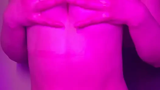 ถูตัวเองด้วยน้ํามันและเล่นกับนมของฉัน