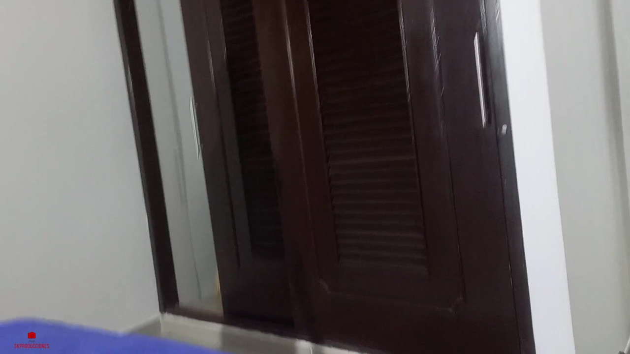 無邪気な顔をした義理の妹は、私に素晴らしいオーラルをさせてほしいと頼みます