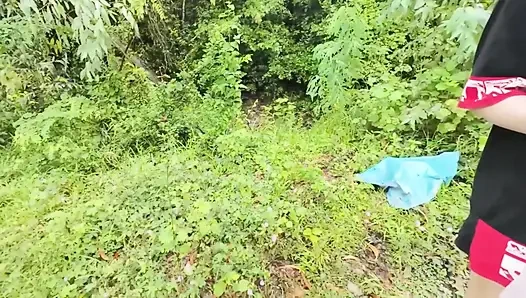 Thailändisches Mädchen läuft entlang der Field Road auf dem Land Thai Outdoor Public