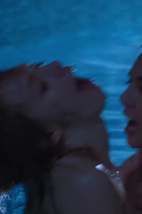 VIXEN - Janice Griffith et Ivy Wolfe se faufilent dans la cour pour s'amuser la nuit à la piscine