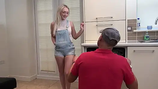 Amını yalıyor! Azgın ateşli sarışın genç üvey kız sikişmeyi seviyor!