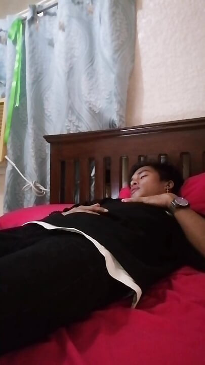 Twink Pinoy Guy Wank and Cumshot on His Bed