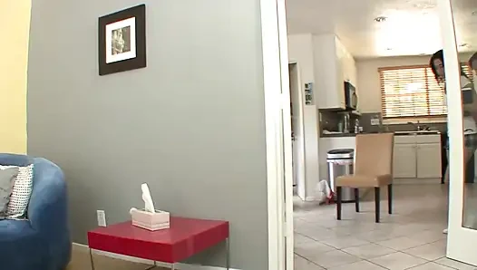 Exotisches mädchen reitet einen schönen schwanz