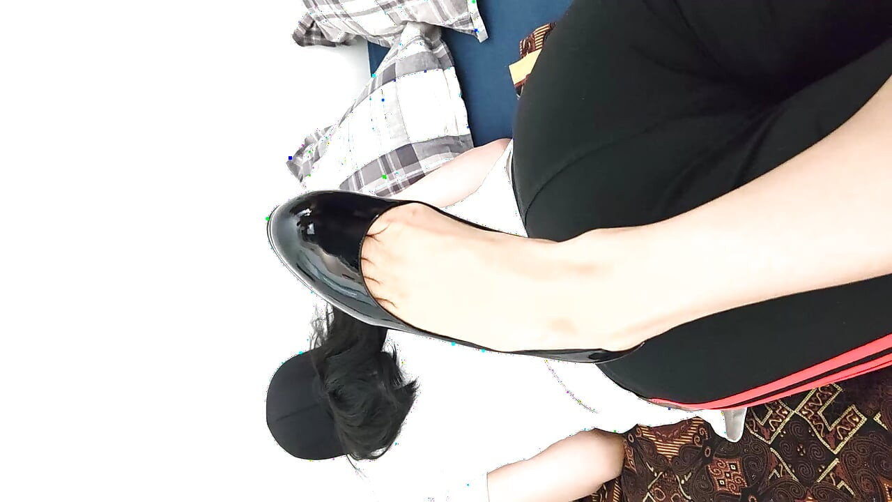 Dia tidak pernah memakai sepatu hak tinggi Louboutin hitam mengkilap itu (ukuran 36) tanpa alasan.