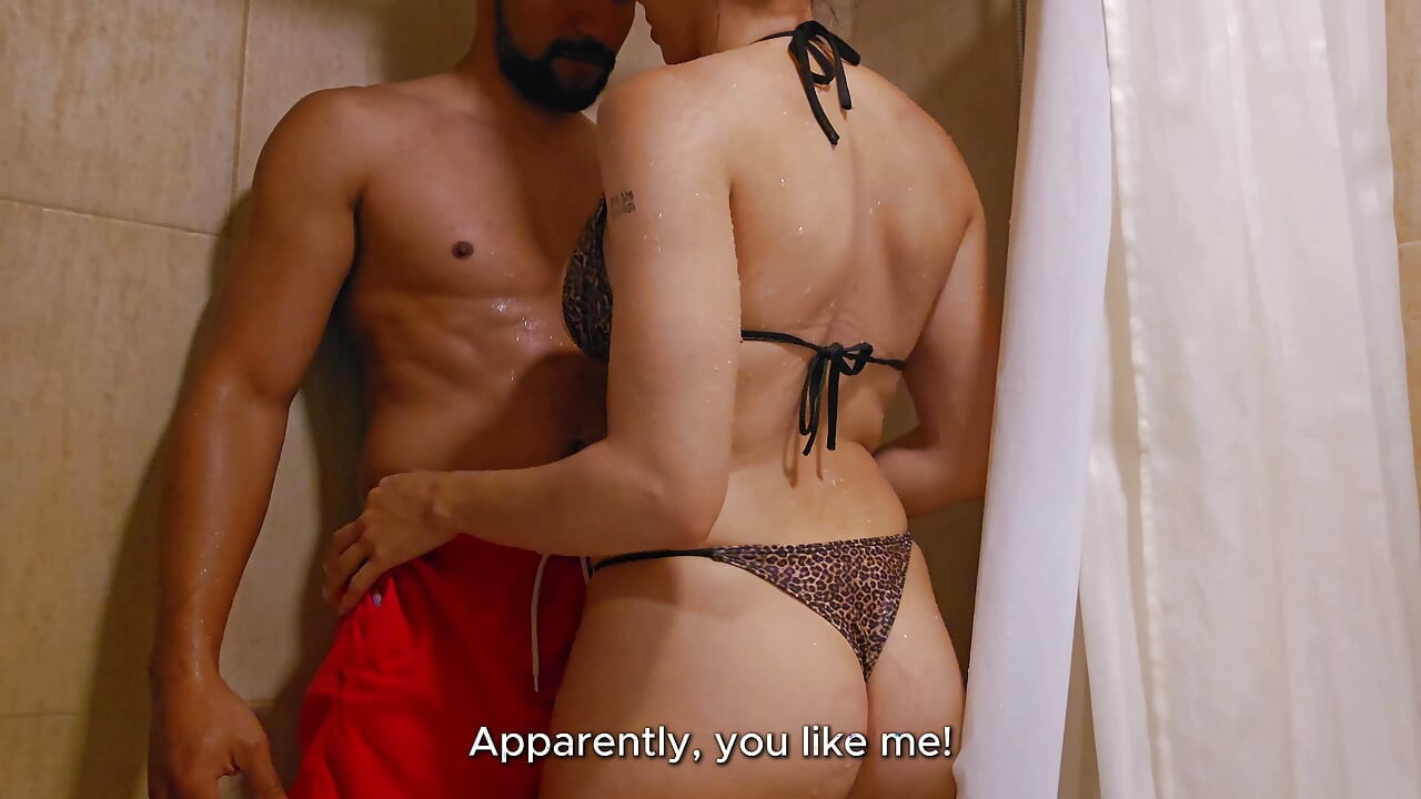 Eu seduzo meu vizinho na piscina e ele me fode no banheiro