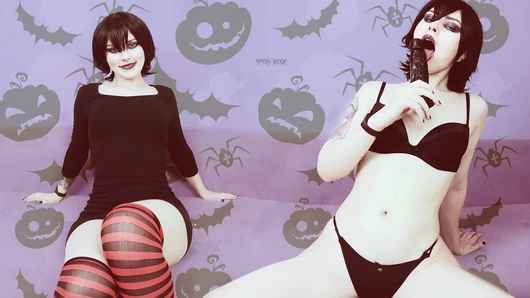 JOI: Mavis Drácula te provoca con su cuerpo sexy y te pide que te corras en su coño en Halloween