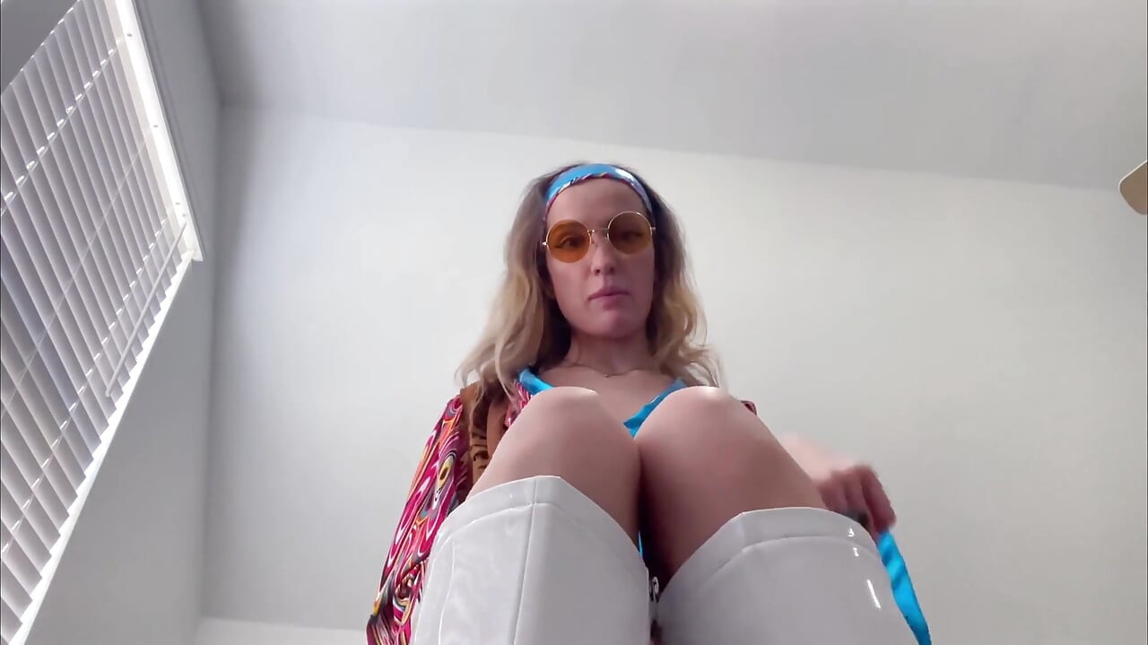 Οι μικροσκοπικές συγκινήσεις Groovy '60s Giantess Fantasy 4K POV του Sutton σας περιμένουν!
