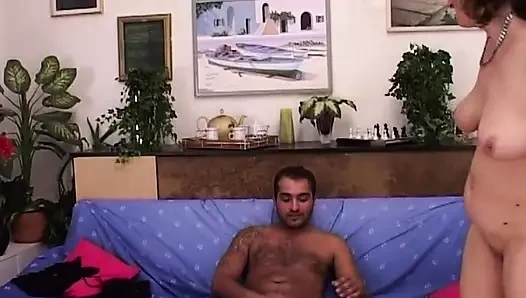 Olgun esmer vahşi kanepede götünü ve yarağını yutuyor