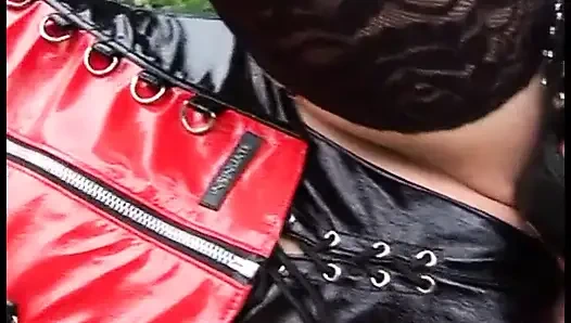 Fetiş iç çamaşırlı ateşli esmer kadın kaya üzerinde sikiliyor