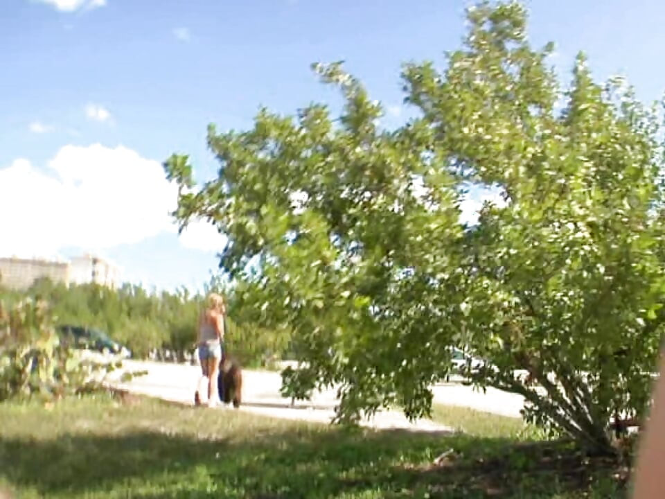 Morena gata dedos loira em vapor ao ar livre sexo a três