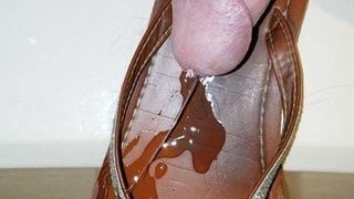我的小鸡巴在老婆的鞋上撒尿