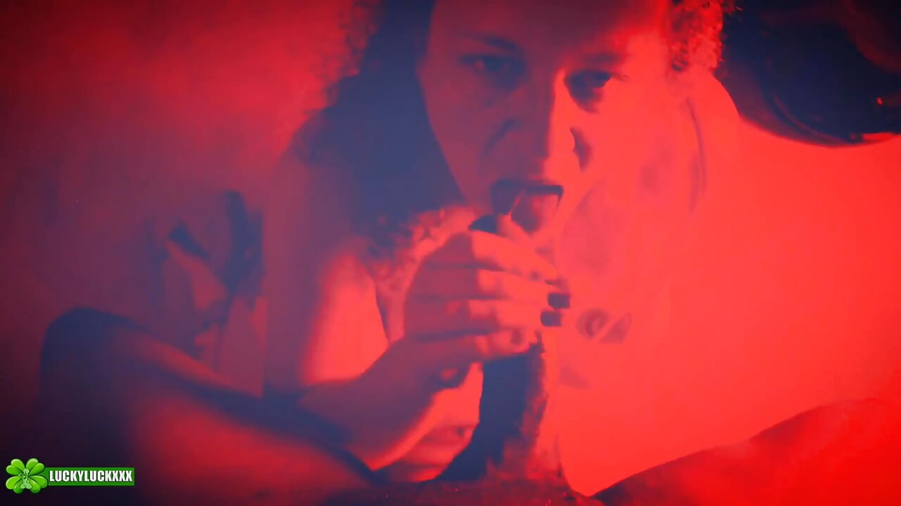 Šťastná dívka Kween Bunny B - červené světlo Speciální POV kouření a šukání do krku