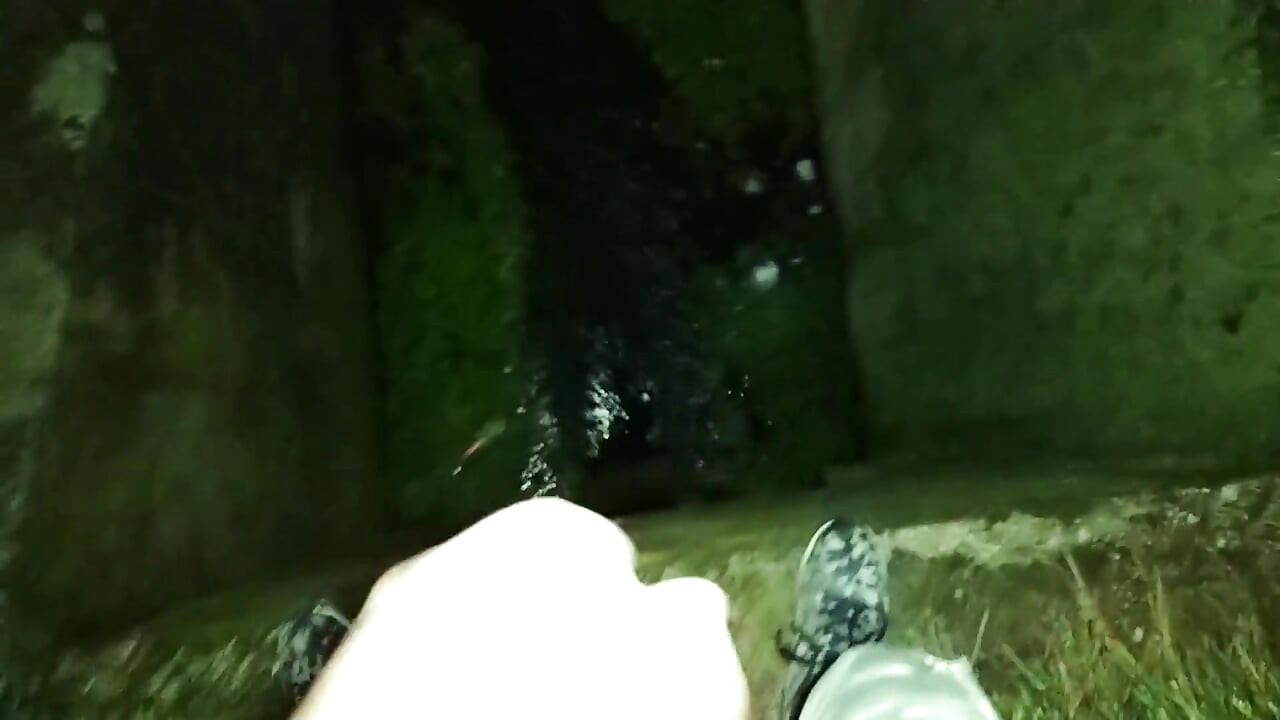 Noćni svršavanje u riječni kanal - nošenje kamuflažnih hlača