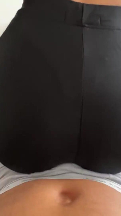 Meia-irmã me surpreende com sua bunda grande dançando e transando meu pau em leggings sexy | Clipe 1