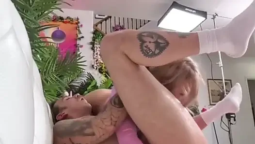 Nicole nichols lagi asik berlutut sambil jilat pantat bryan!