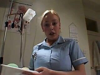 Dos enfermeras británicas enjabonan y follan a un tipo con suerte