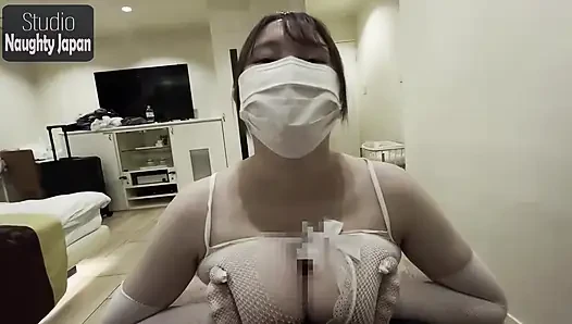 Busty Fan Club. Selesai ngocok pelanggan yang berbakti - sudut 1