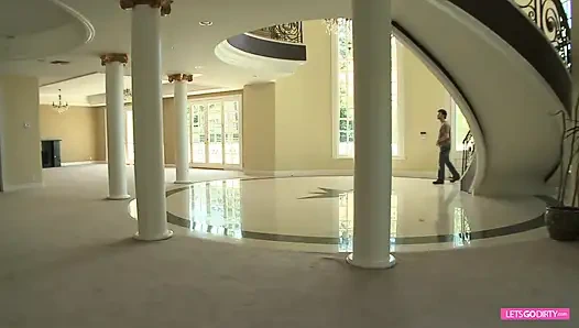 Azgın James harika orta yaşlı seksi kadını evinde sikiyor