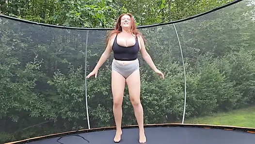 Nginjak trampoline sama ibu tiri berujung kesalahan seks