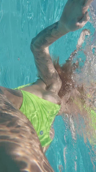 Face Fuck Squirting's by the pool