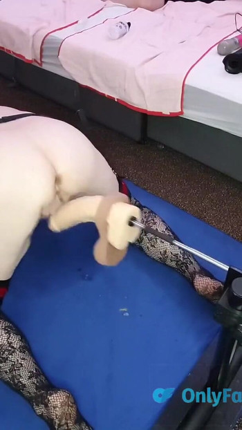 Moment inoubliable de « Un énorme gode donne plusieurs orgasmes anaux à une MILF anglaise sur la machine à baiser »