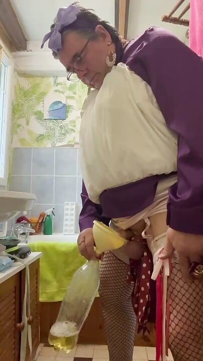 穿着泡泡裙对着瓶子撒尿