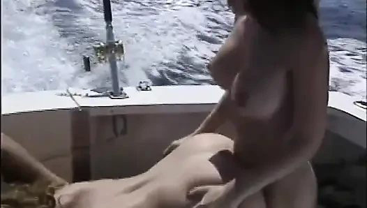 Лесбийская любовь на яхте