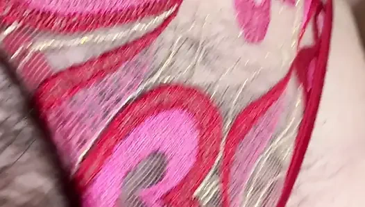 Duşta iç çamaşırıma işedim ve çok tüylü, ıslak vajinamı gösteriyorum